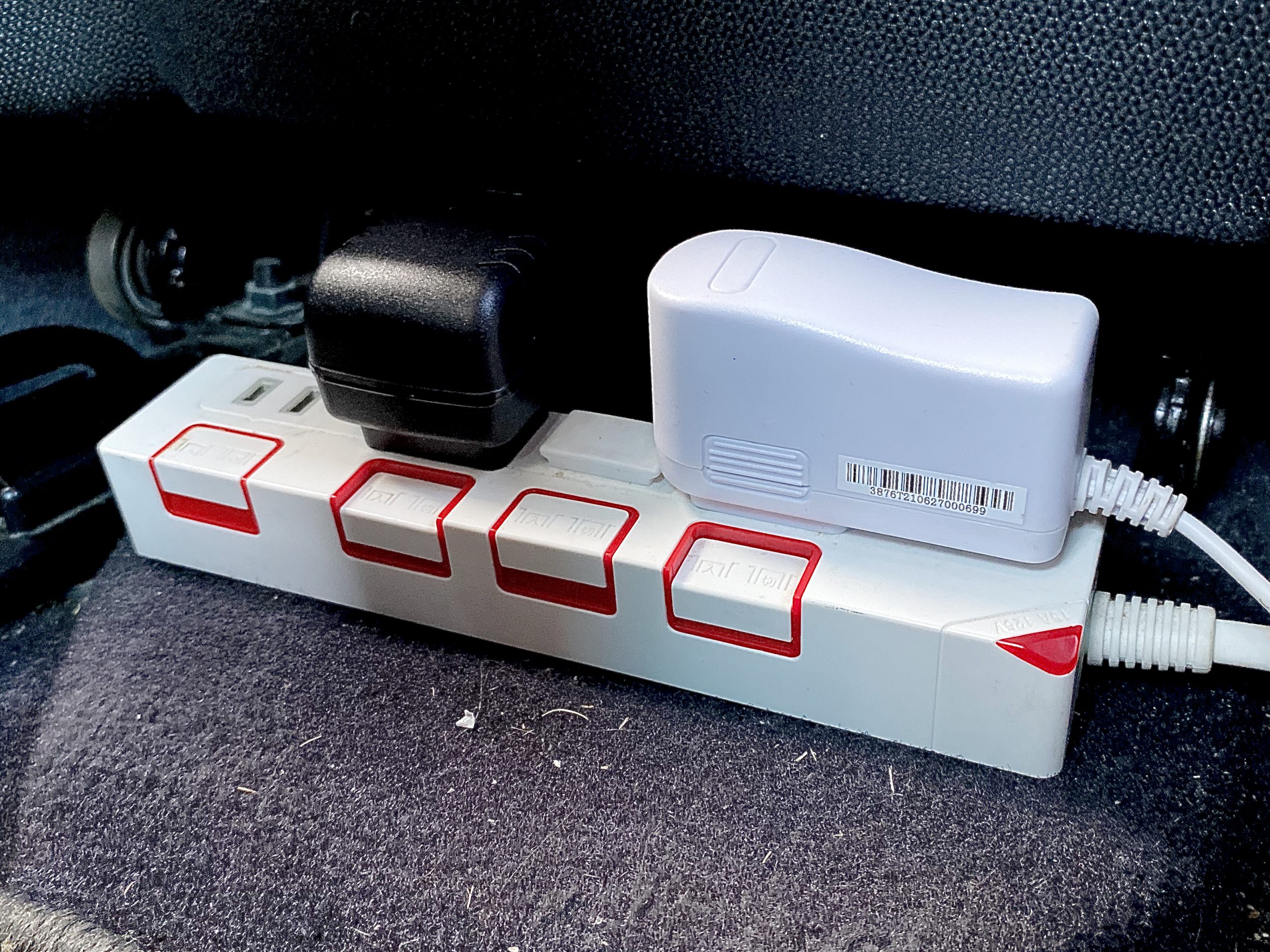 車内テーブルタップ