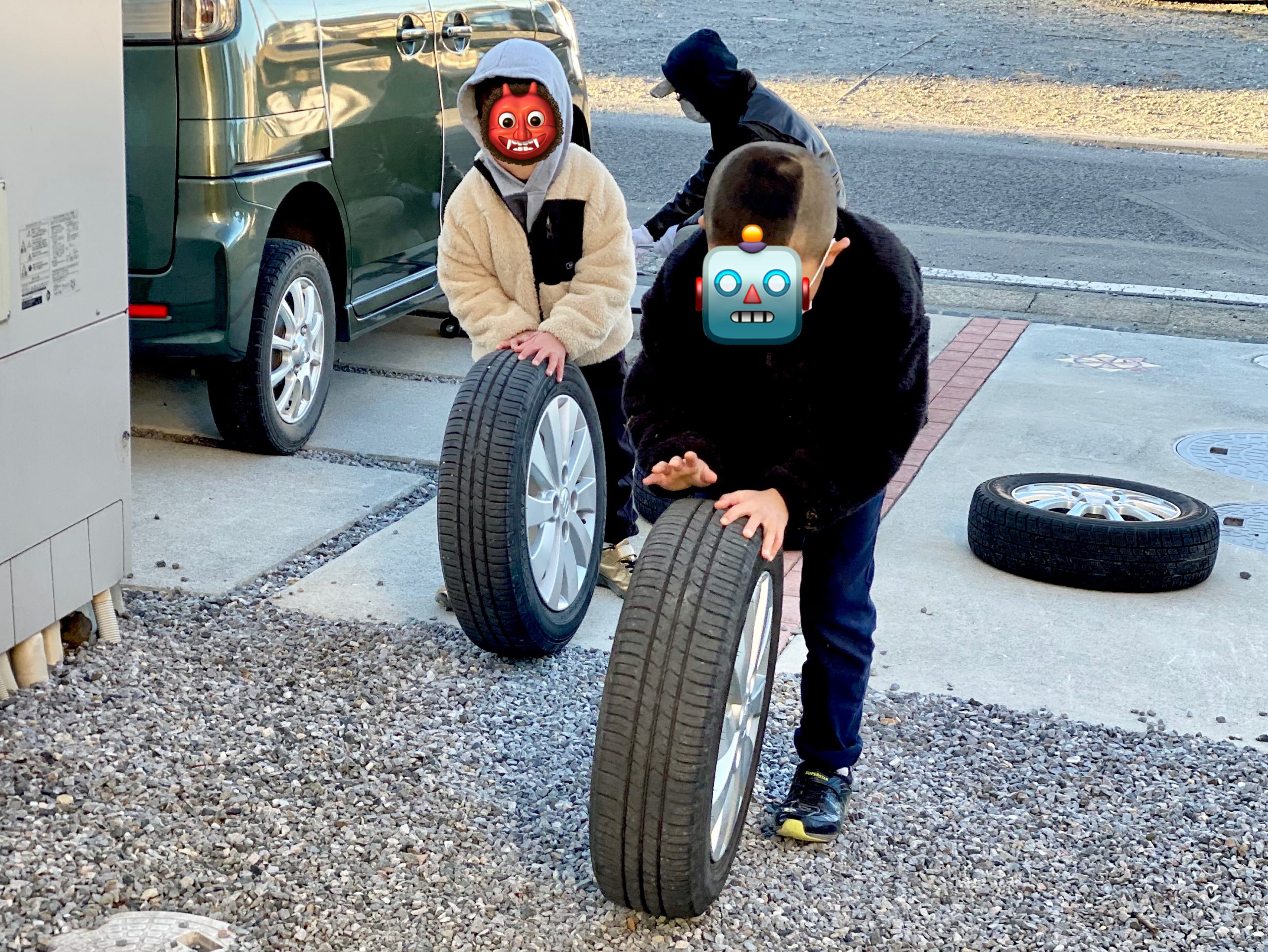 タイヤ交換　タイヤ運ぶ２人