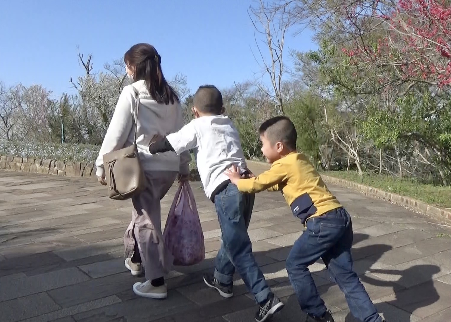 ママを押す子ども達