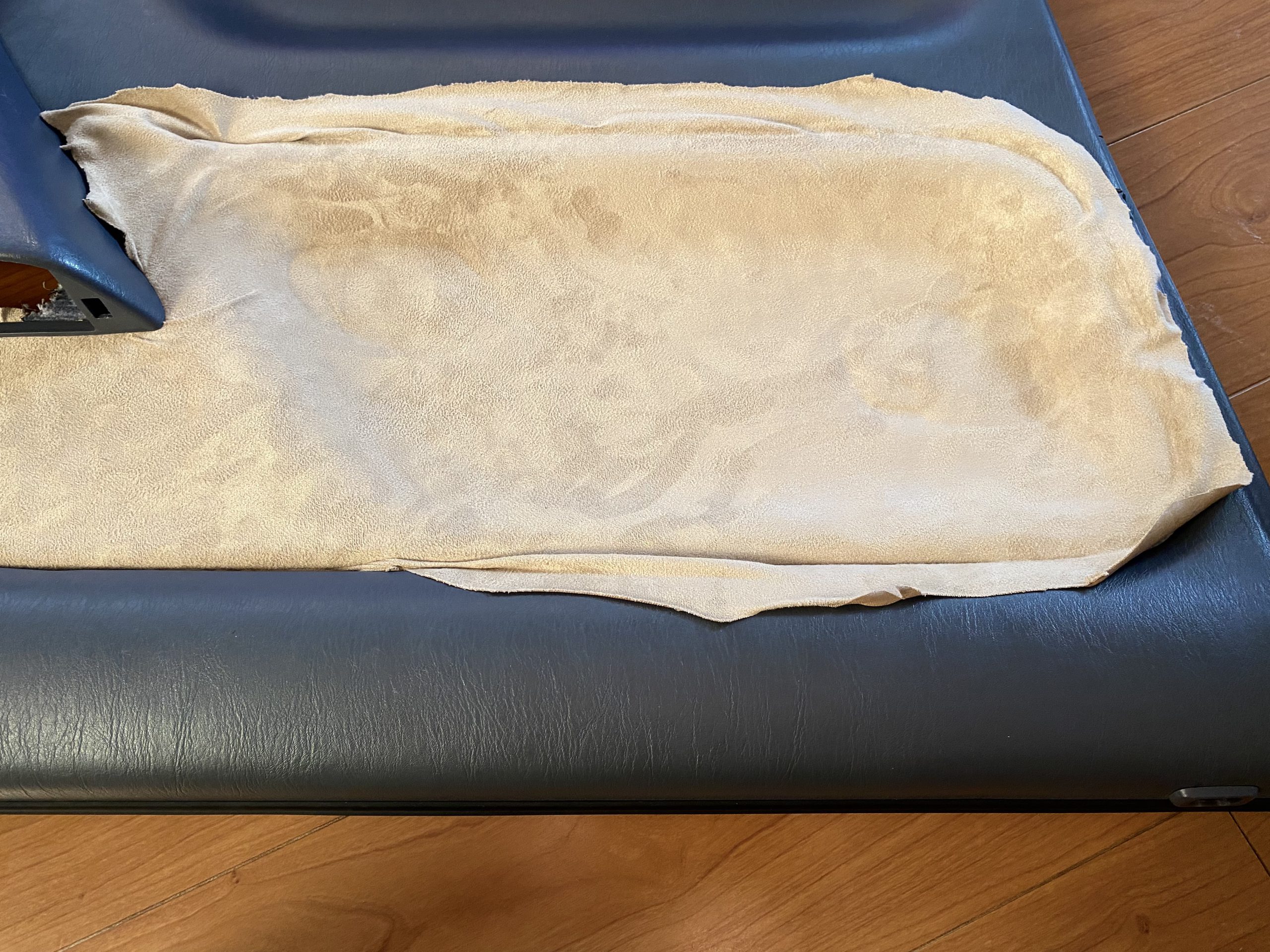 内張り貼り替え中