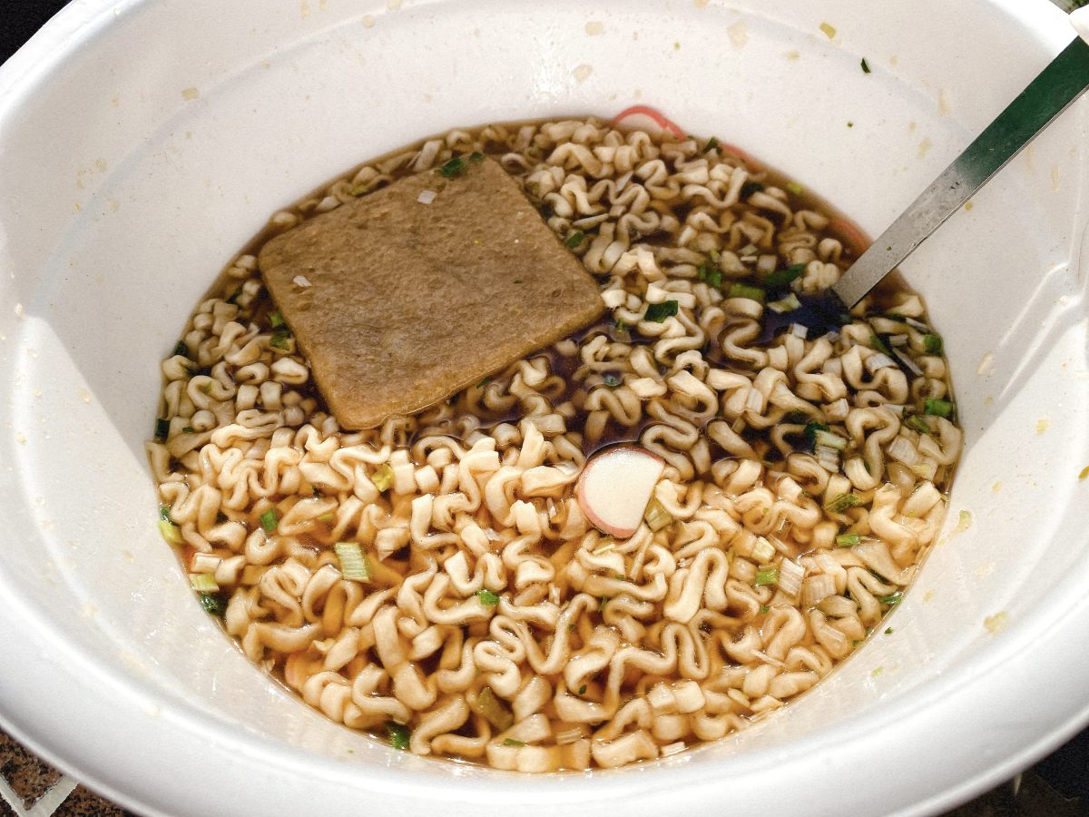 巨大カップ麺　おかわりぶん