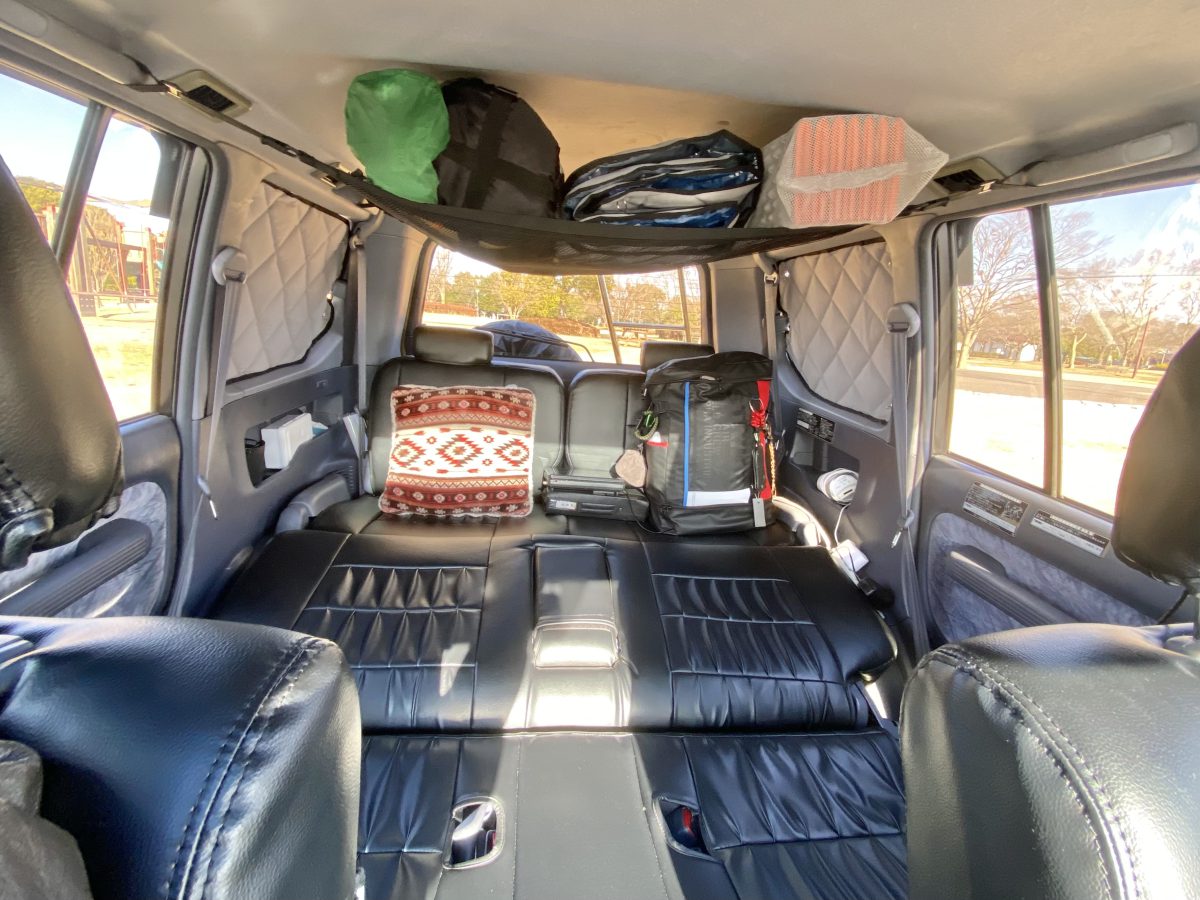ソファベッド型の車内